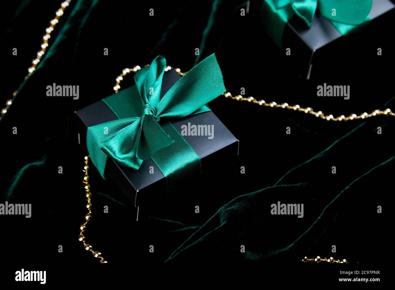 Boîtes-cadeaux noires de luxe avec ruban vert Banque D'Images