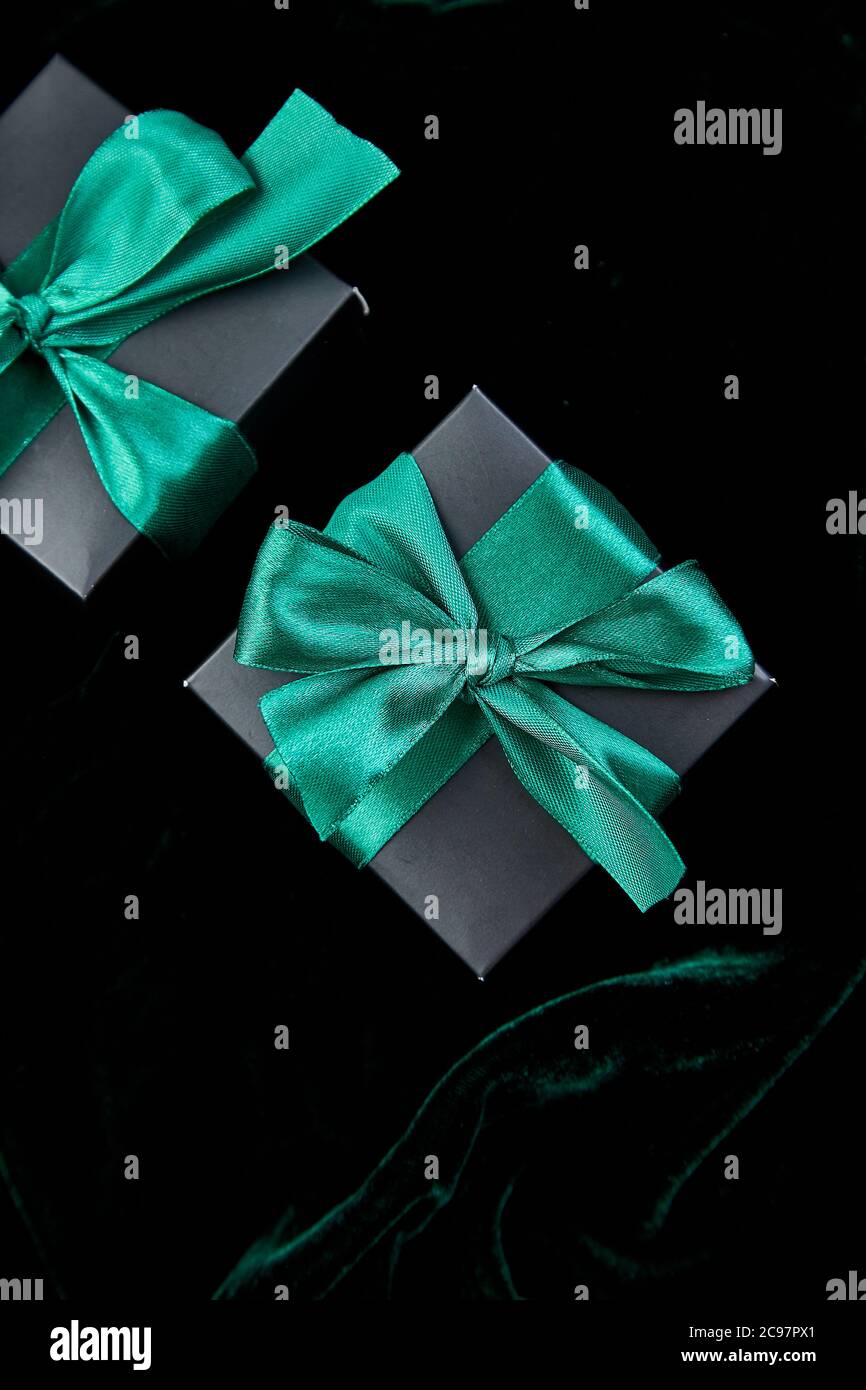 Boîtes-cadeaux noires de luxe avec ruban vert Banque D'Images