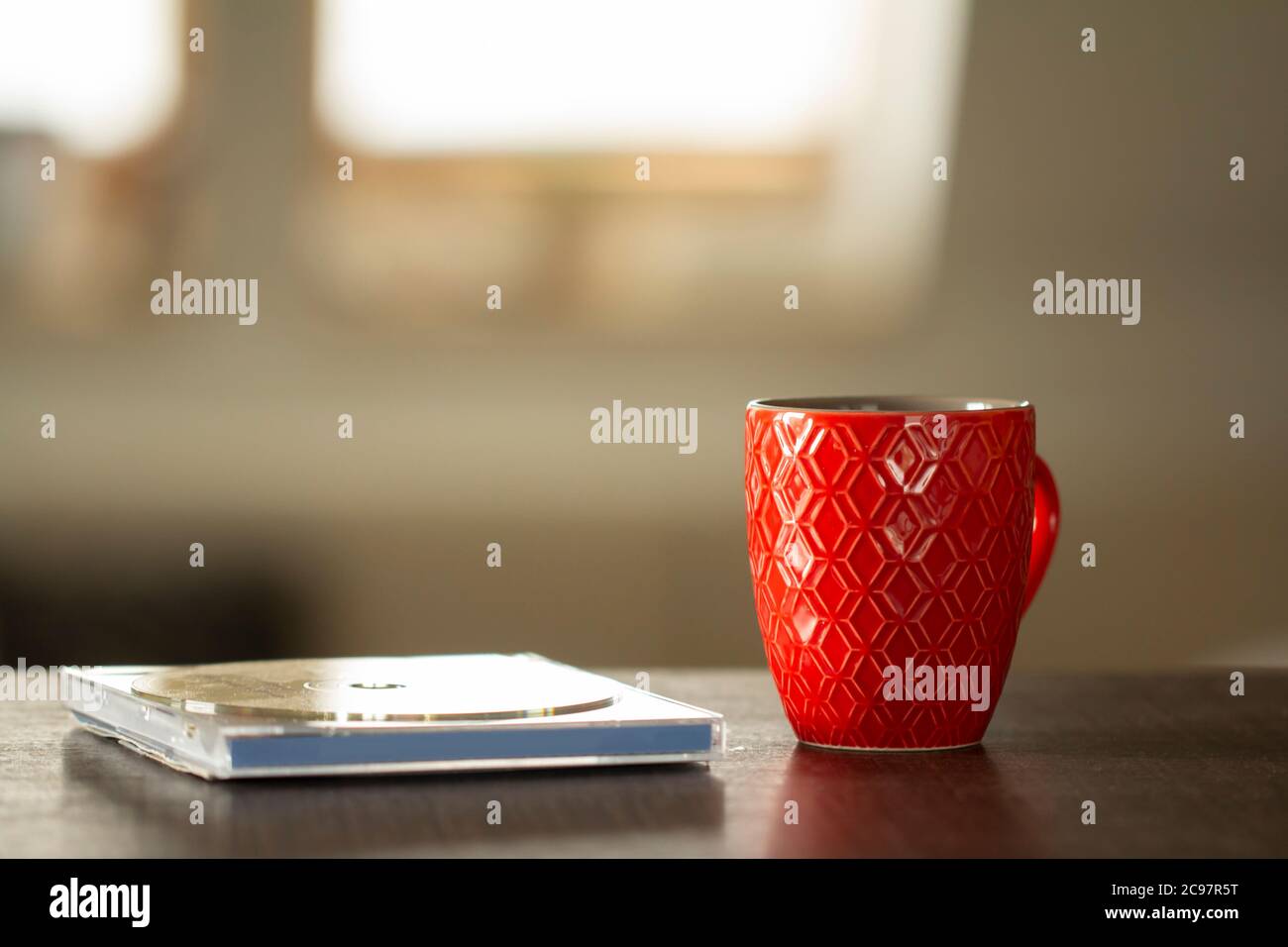 tasse rouge sur table en lumière douce Banque D'Images