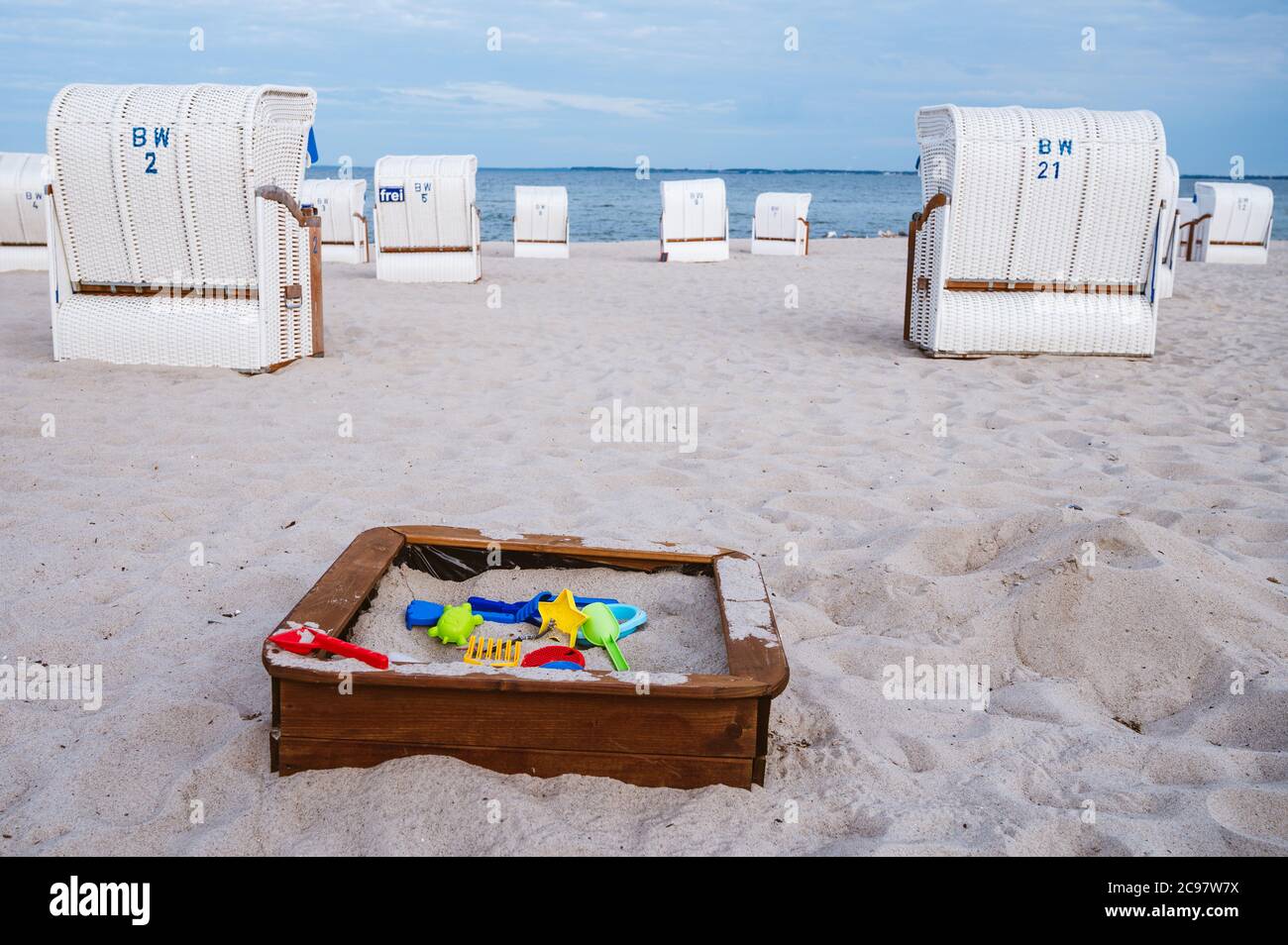 Sierksdorf, Allemagne - juillet 2020 : bac à sable sur une plage de sable Banque D'Images