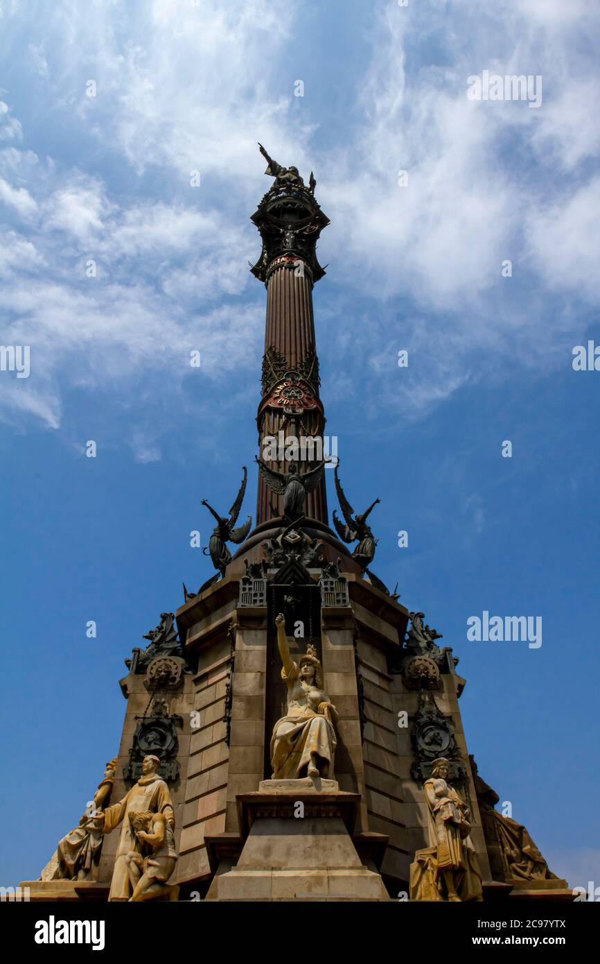 Barcelone, Espagne 05/01/2010 : Monument de Columbus. Vue panoramique sur le monument de 60 m de haut où Columbus se dresse au sommet d'une colonne et pointe vers la ne Banque D'Images