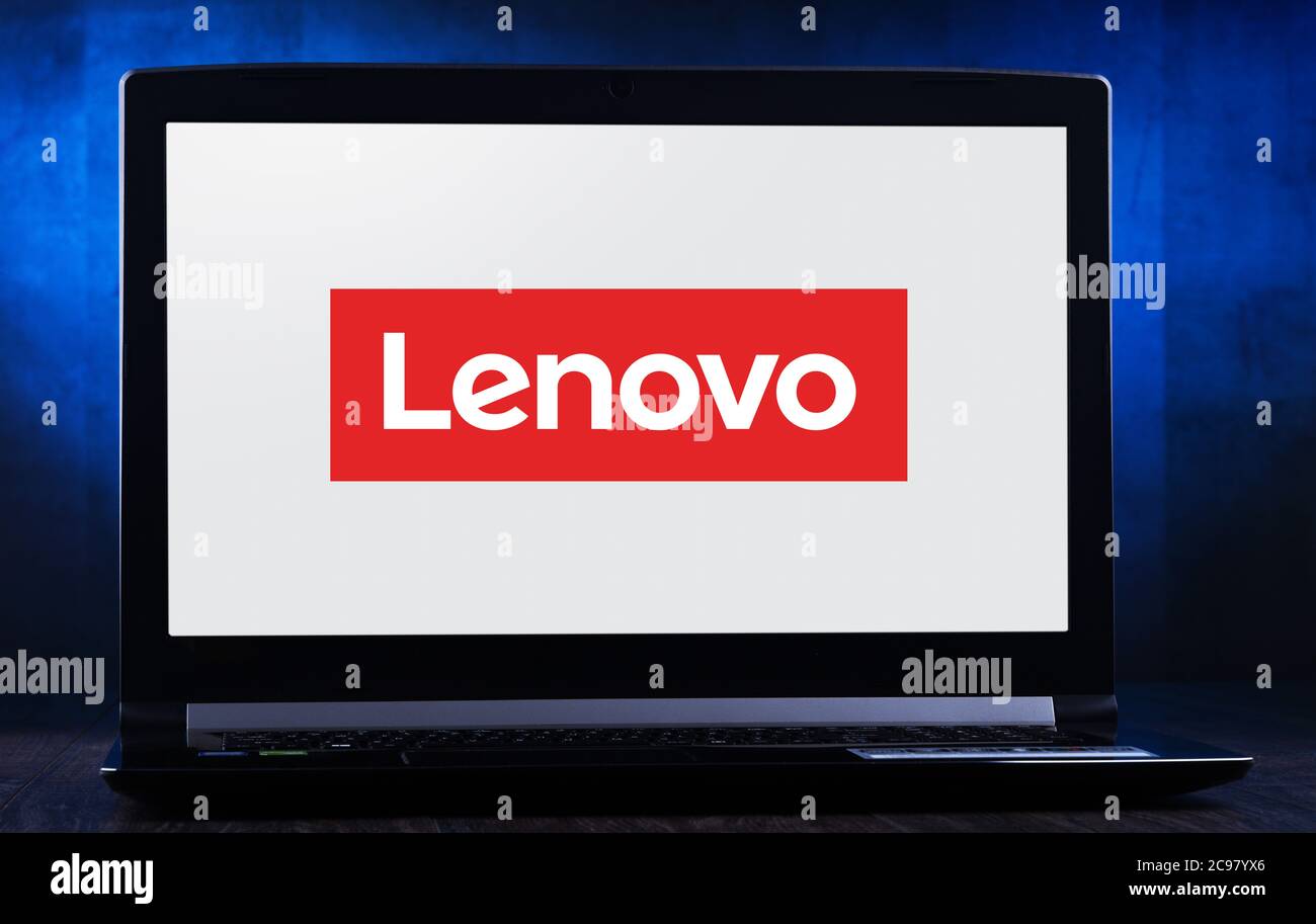 POZNAN, POL - 24 MARS 2020 : ordinateur portable affichant le logo de Lenovo, une société multinationale de technologie dont le siège social est à Beijing, en Chine Banque D'Images