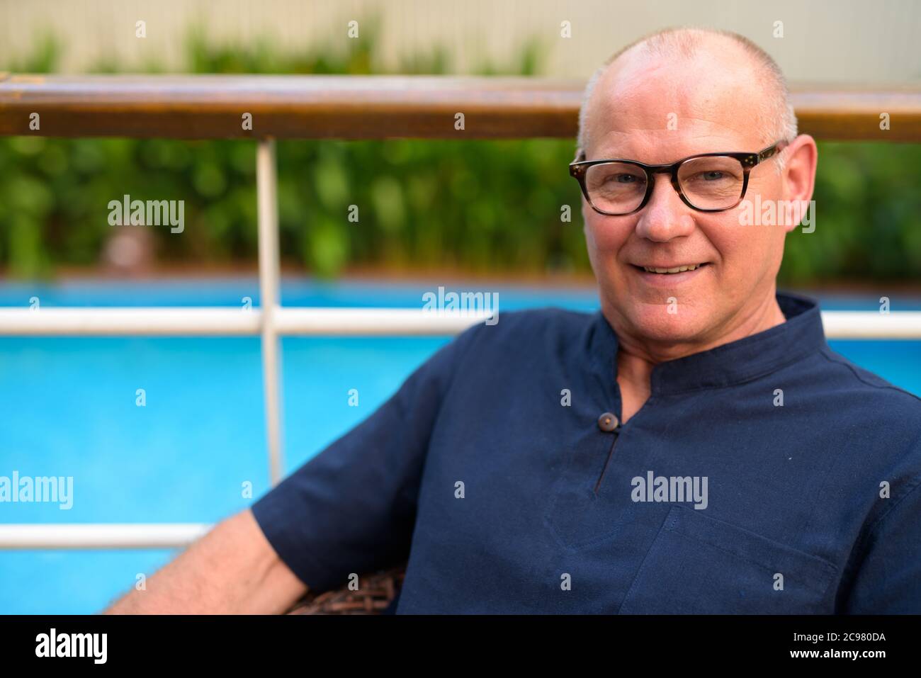 Joyeux homme de tourisme senior et charmant, se relaxant dans la nature Banque D'Images