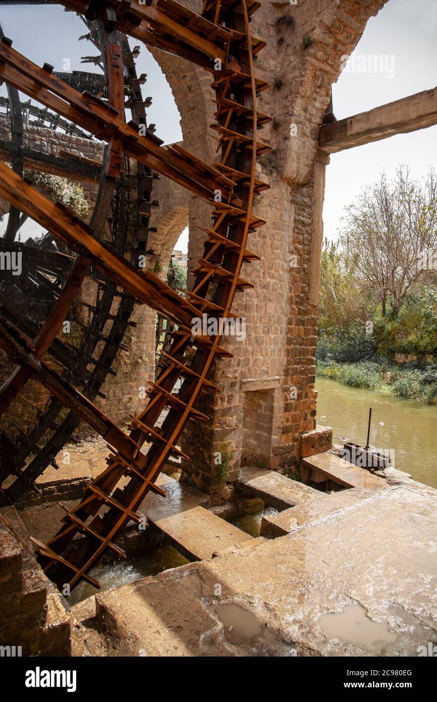 Gros plan sur les roues historiques de l'eau à Hama, Syrie ce sont de grandes roues mécaniques en bois appelées norias. Ils prennent l'eau de la rivière orontes et Banque D'Images