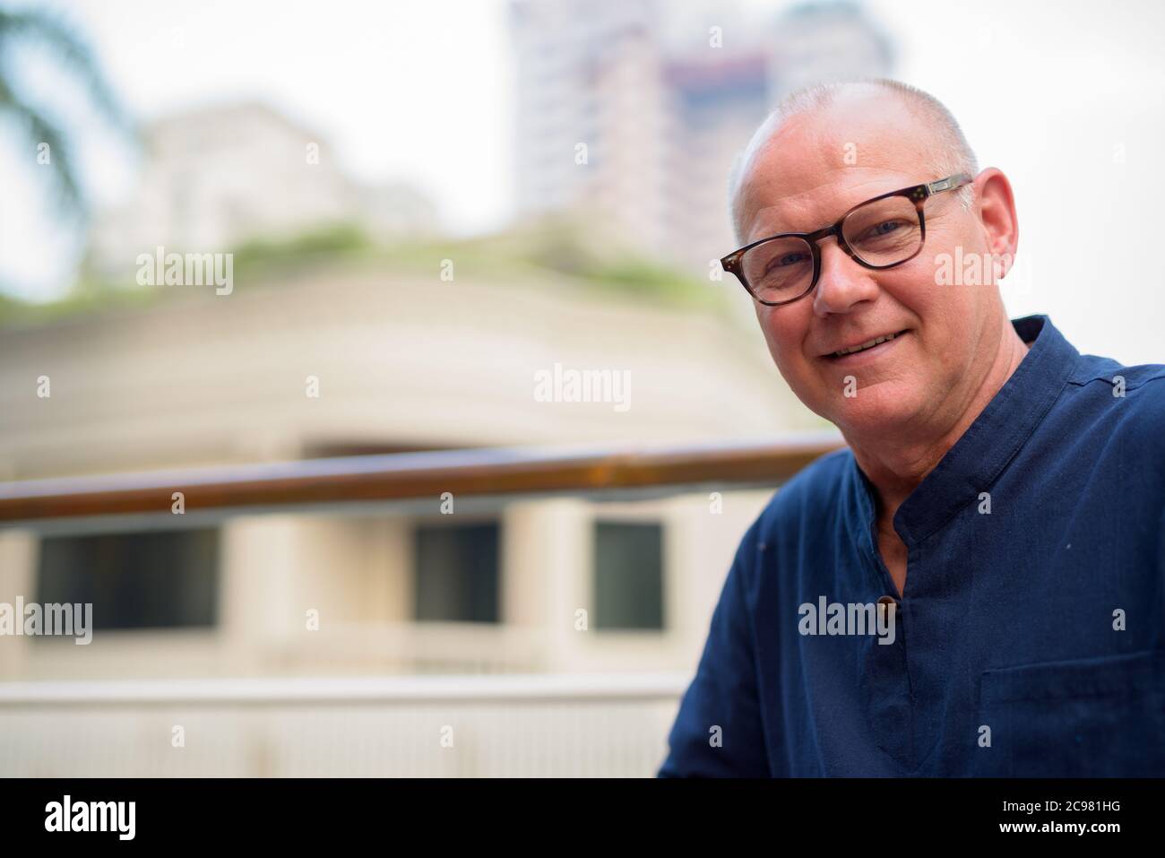 Joyeux homme de tourisme senior et charmant, se relaxant dans la nature Banque D'Images