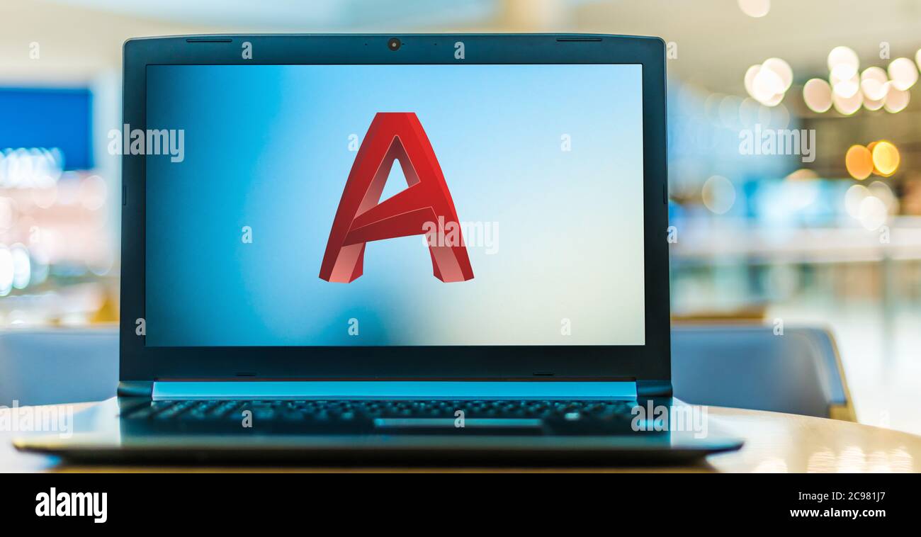 POZNAN, POL - 16 JUIN 2020 : ordinateur portable affichant le logo d'AutoCAD, une application commerciale de conception assistée par ordinateur (CAO) et de dessin, de Banque D'Images