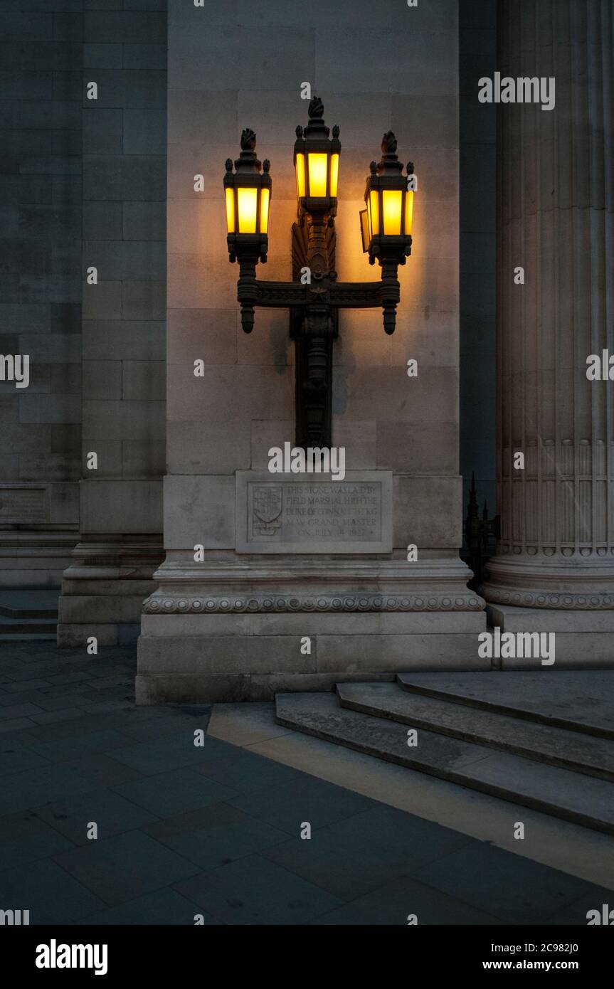 Éclairage sur le mur extérieur de l'United Grand Lodge of England à Great Queen Street, Londres, Royaume-Uni, à Dusk Banque D'Images