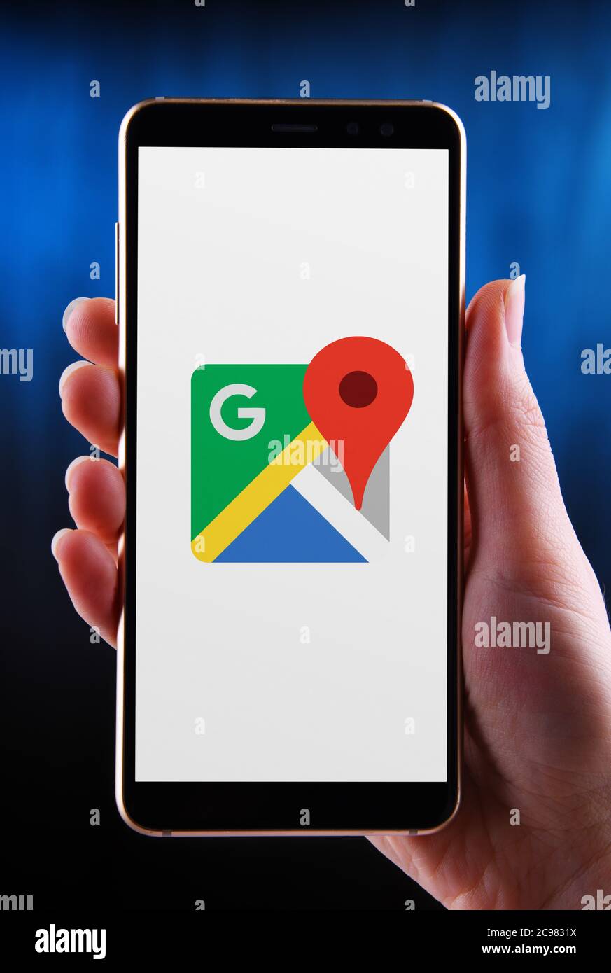 POZNAN, POL - 21 MAI 2020: Mains tenant smartphone affichant le logo de Google Maps, un service de cartographie web développé par Google Banque D'Images