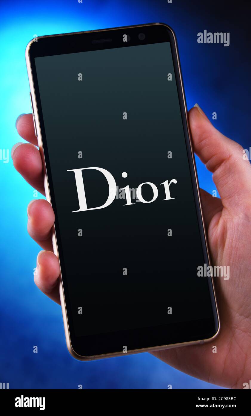 POZNAN, POL - 12 JUIN 2020 : smartphone à main portant le logo de Dior, une société française de produits de luxe Banque D'Images