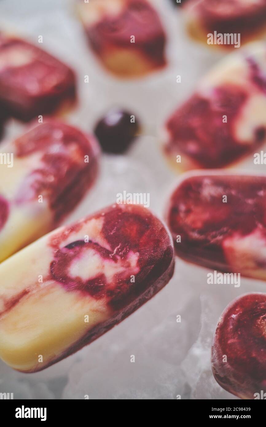 Délicieuses glaces maison à base de cerises et de crème. Banque D'Images