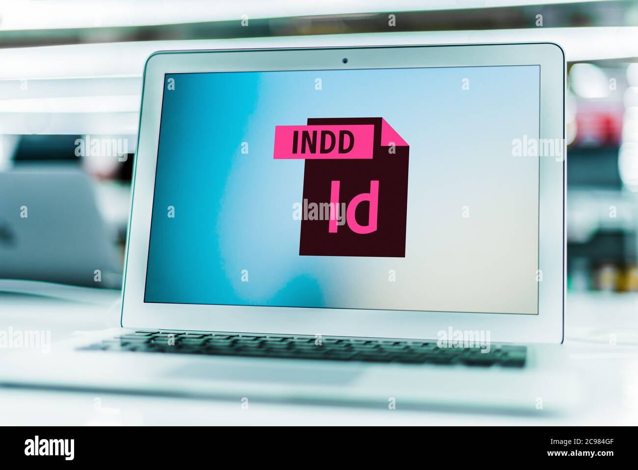 POZNAN, POL - 16 JUIN 2020 : ordinateur portable affichant le logo d'Adobe InDesign, une application de publication et de composition de bureau produite par A Banque D'Images