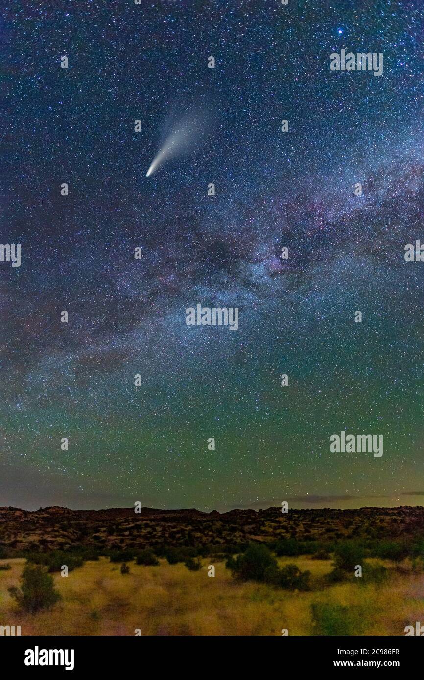 Comet Neowise dans un ciel étoilé au-dessus du désert, près de Moab Utah, États-Unis Banque D'Images
