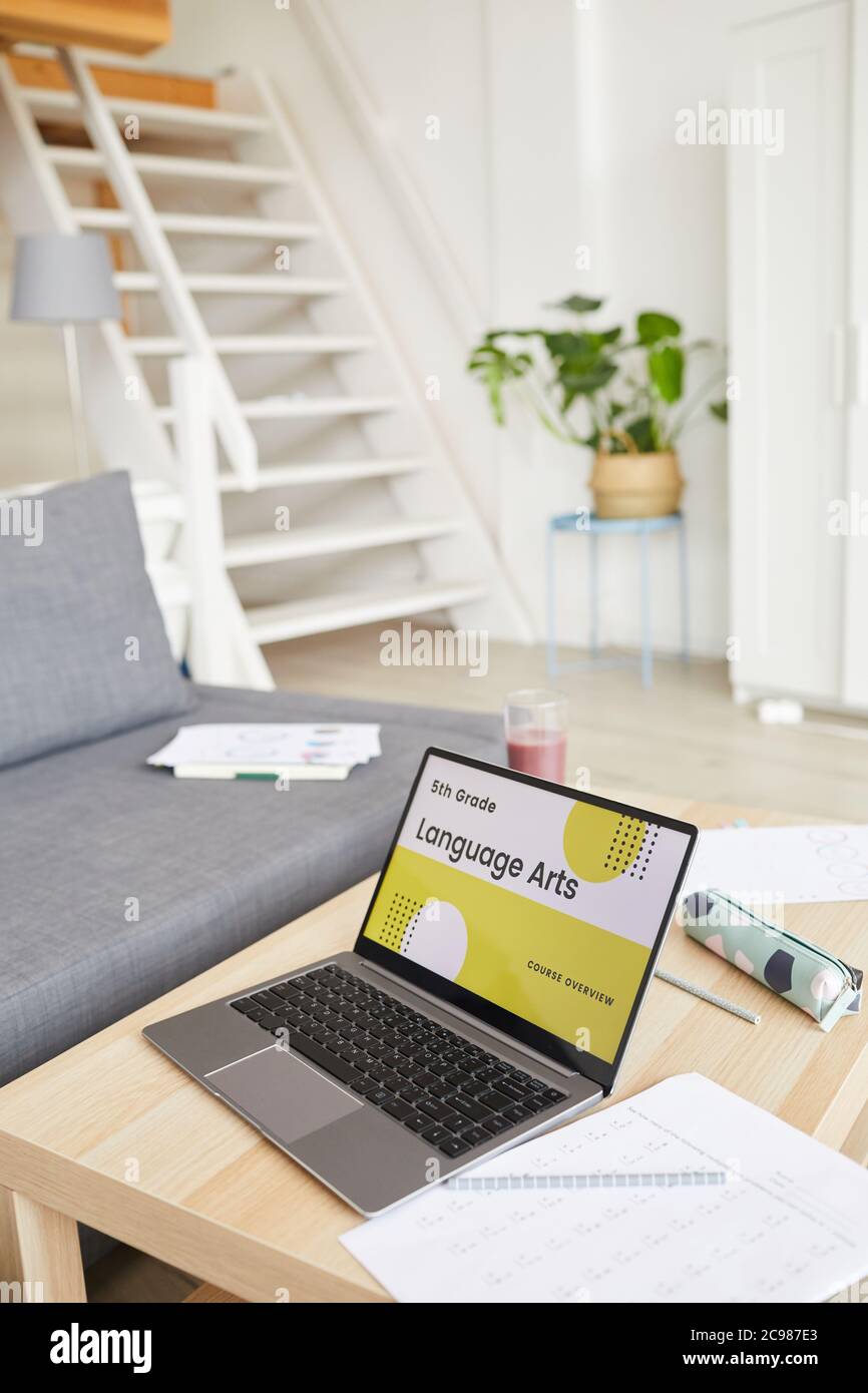 Image de l'ordinateur portable sur la table avec programme en ligne pour l'étude à la maison Banque D'Images