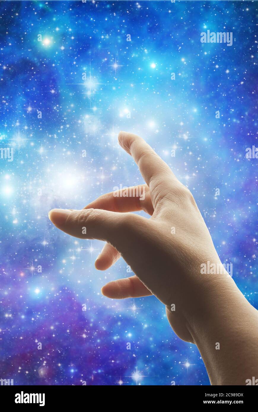 femme pointant de la main vers les étoiles Banque D'Images