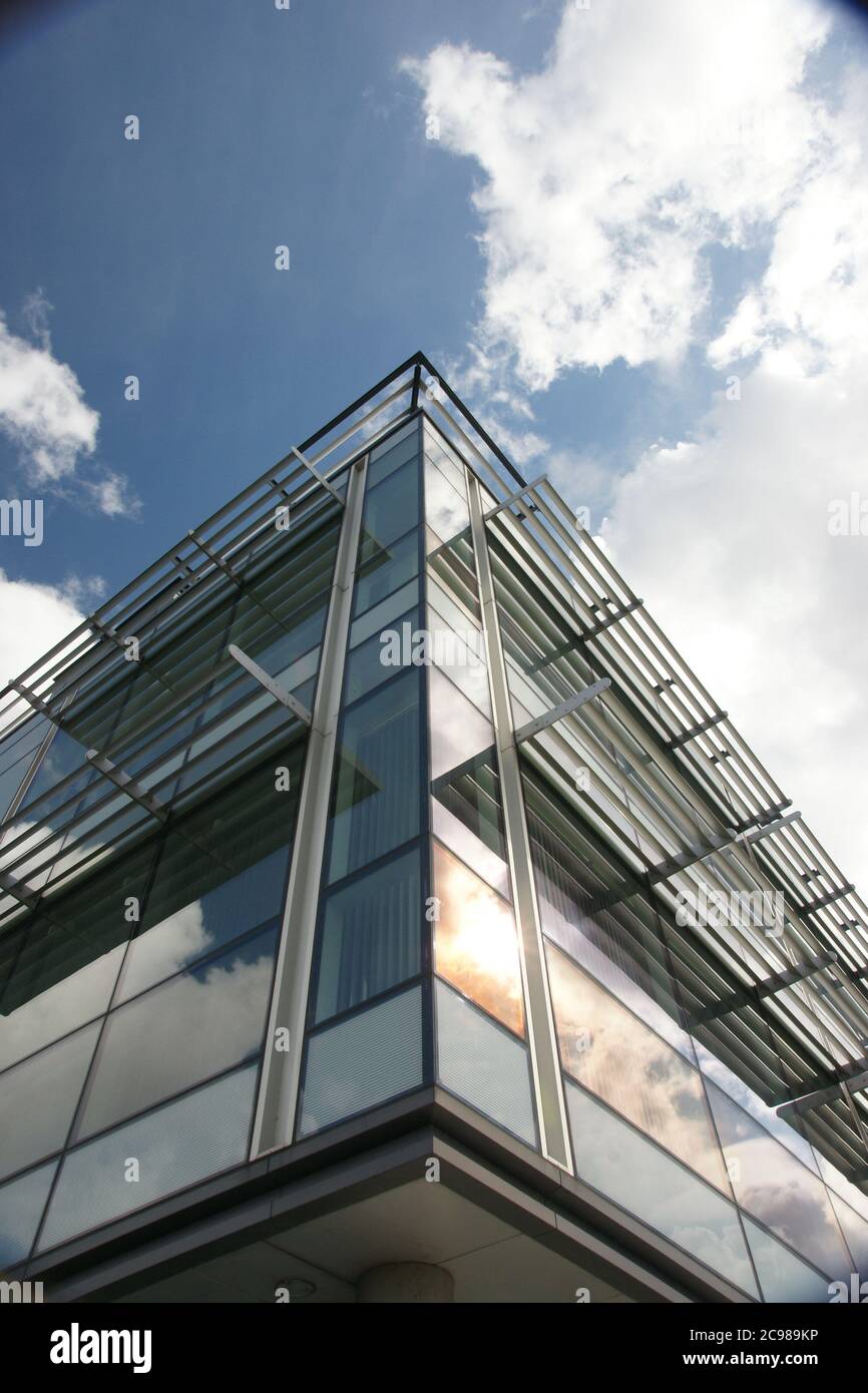 immeuble de bureaux moderne, structure en verre et en acier Banque D'Images