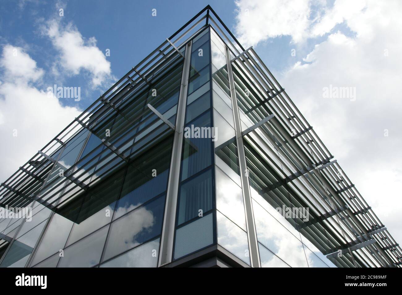 immeuble de bureaux moderne, structure en verre et en acier Banque D'Images