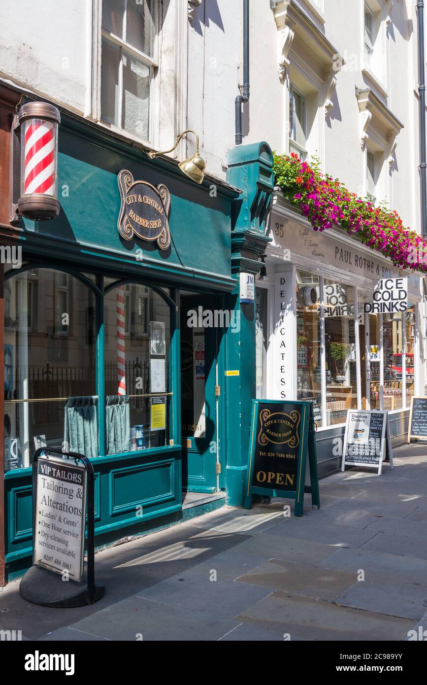 Une rangée de petites boutiques à Marylebone Lane, Londres, Angleterre, Royaume-Uni Banque D'Images