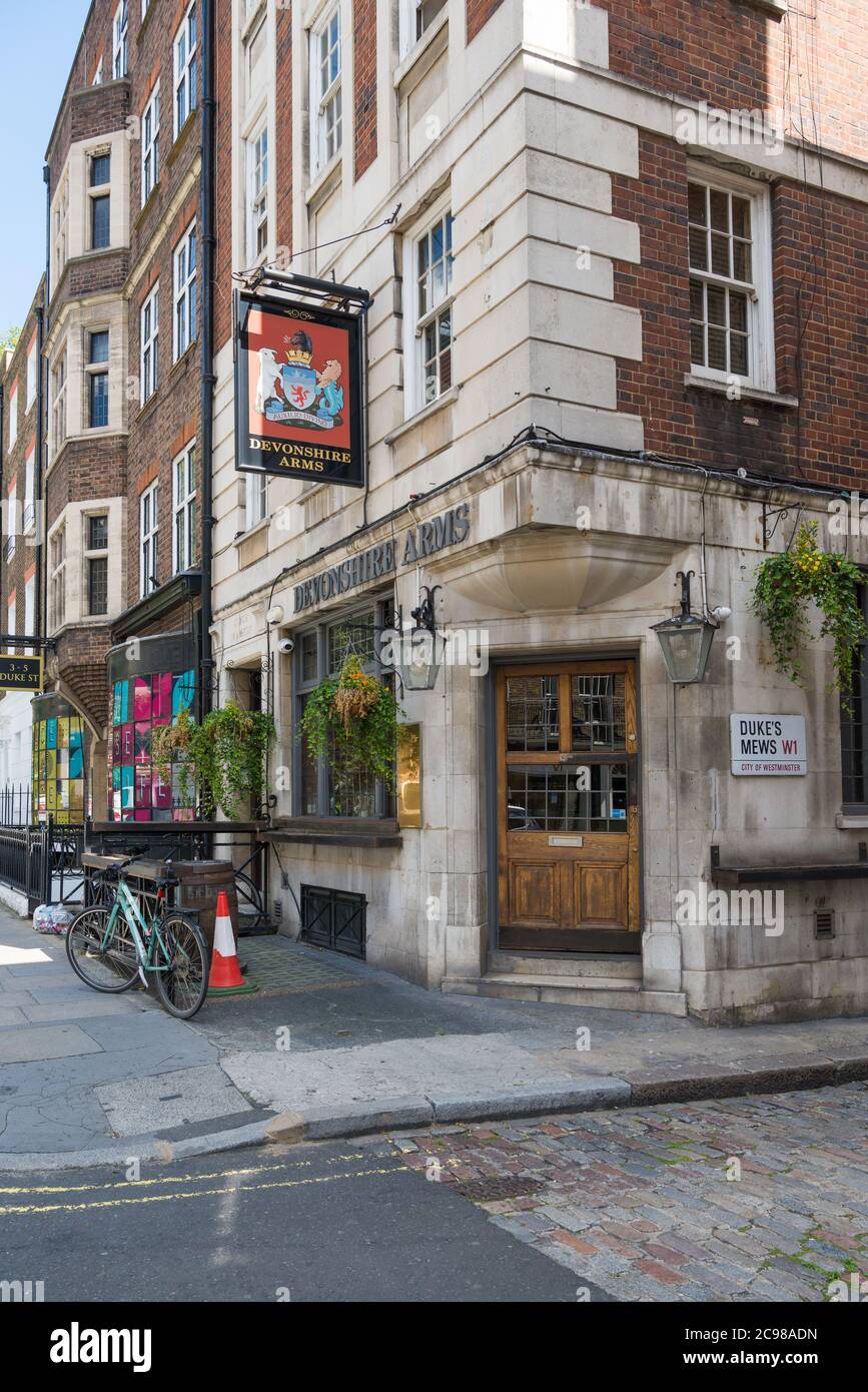 The Devonshire Arms, pub anglais traditionnel de Duke Street, Marylebone, Londres, Angleterre, Royaume-Uni. Banque D'Images