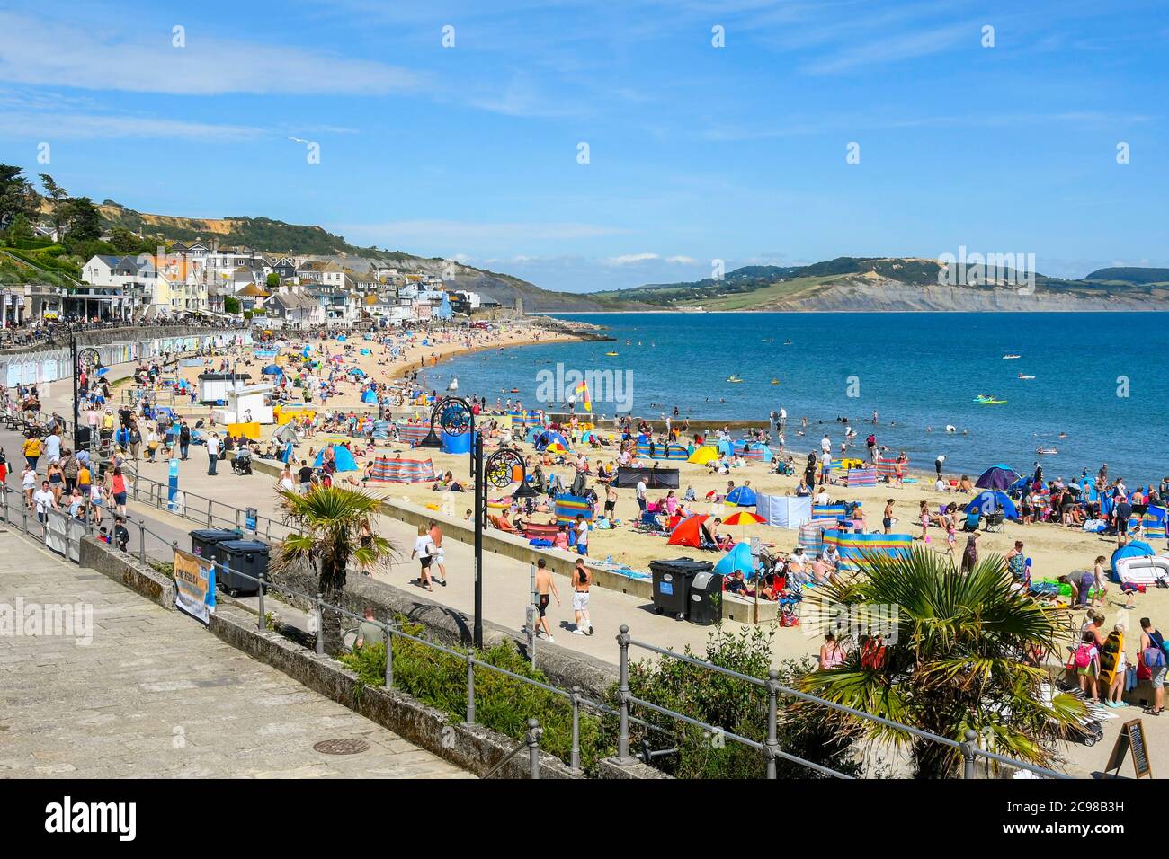 Lyme Regis, Dorset, Royaume-Uni. 29 juillet 2020. Météo Royaume-Uni. La plage est remplie de vacanciers et de baigneurs de soleil à la station balnéaire de Lyme Regis à Dorset, un après-midi de soleil brûlant. Crédit photo : Graham Hunt/Alamy Live News Banque D'Images