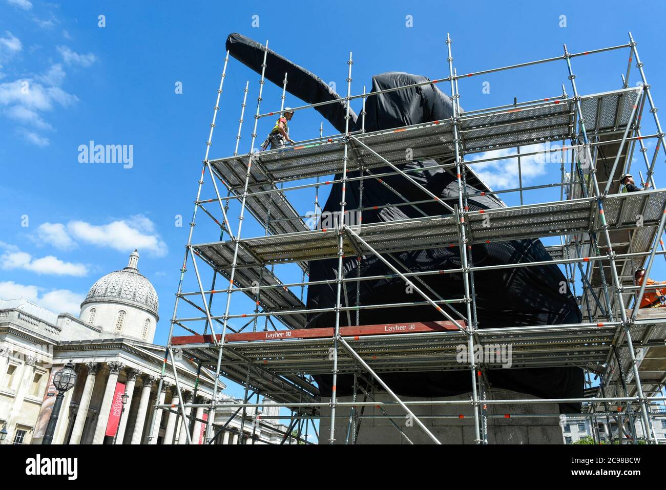 Londres, Royaume-Uni. 29 juillet 2020. Les ouvriers de la construction délèvent l'échafaudage autour de l'artiste Heather Phillipson « THE END », qui sera bientôt dévoilé au public comme la nouvelle œuvre du quatrième Plinth à Trafalgar Square. LA FIN montrera un tourbillon géant de réplique de crème fouettée surmontée d'une cerise, d'une mouche et d'un drone. Son drone transmettra une alimentation en direct de la place qui peut être regardé sur un site Web dédié. L'installation, prévue à l'origine pour le 26 mars 2020, mais reportée en raison de la pandémie du coronavirus, restera exposée pendant les deux prochaines années. Credit: Stephen Chung / Alay Live New Banque D'Images