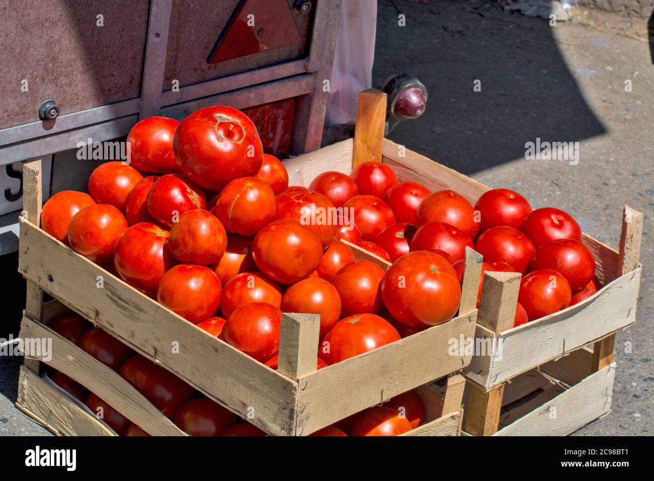 Belle tomate maison mûre et savoureuse dans une caisse à vendre. Les tomates  sont cultivées dans une ferme privée sans beaucoup de pulvérisation Photo  Stock - Alamy