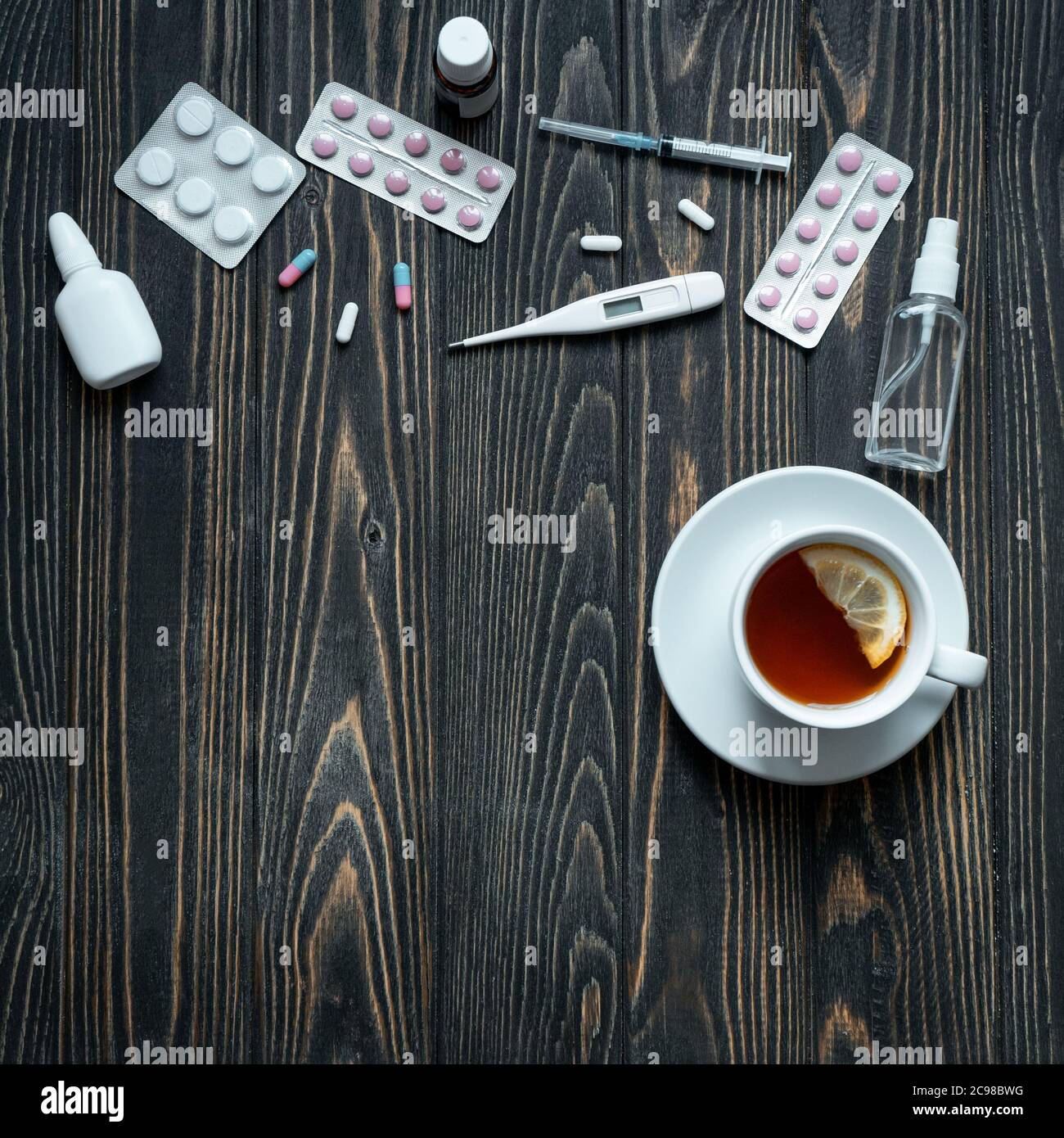 vue de dessus d'une tasse de thé, d'un thermomètre et de pilules sur fond de bois. Banque D'Images