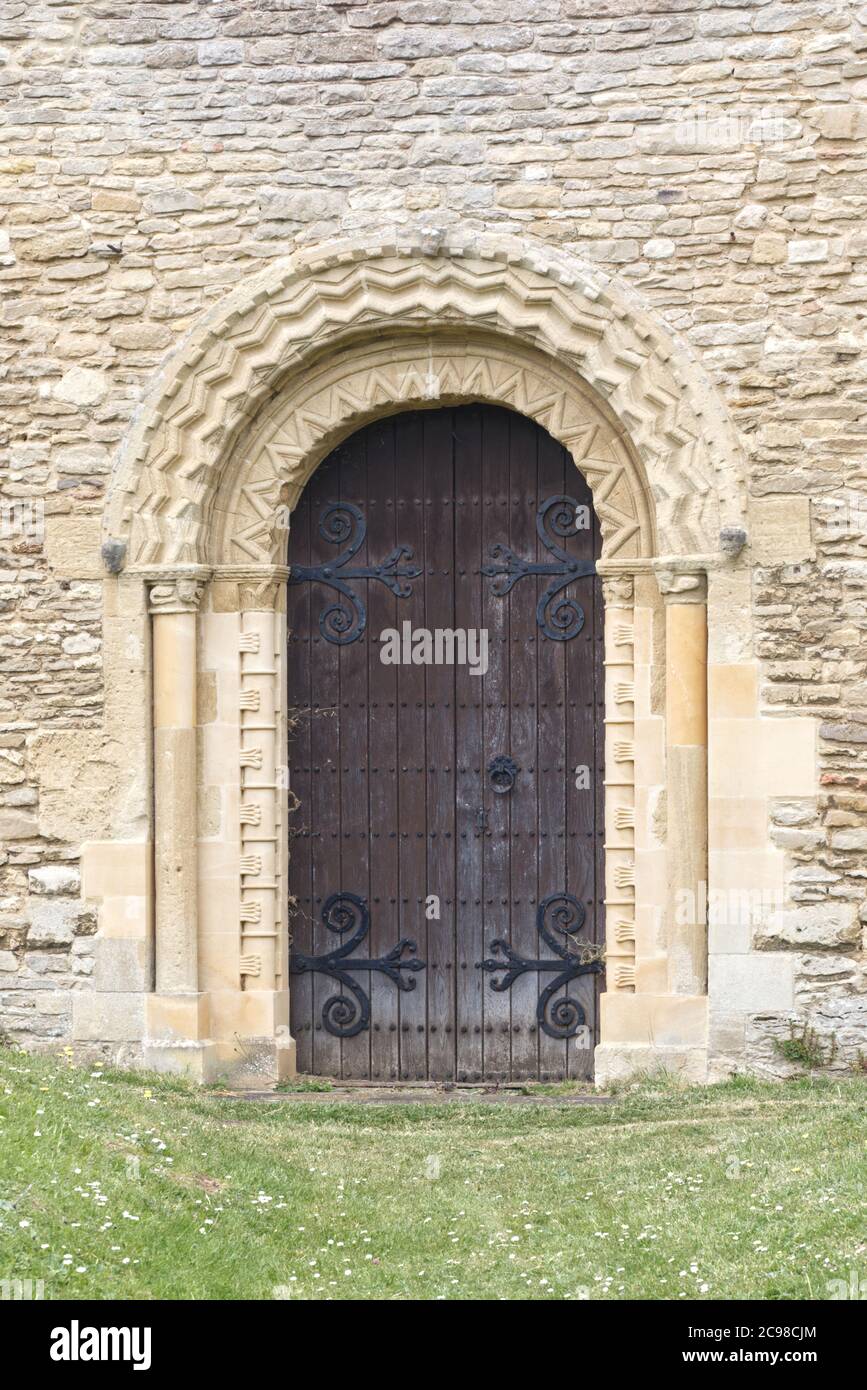 L'église Saint-Pierre-et-Paul, construite vers 1180, est utilisée comme église catholique romaine de Sainte-Marie dans la série télévisée britannique « Père Brown ». Blockley Banque D'Images