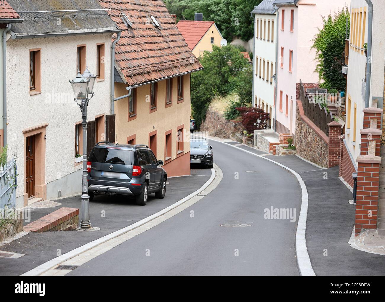 29 juin 2020, Saxe, Leisnig: Comme beaucoup d'autres petites villes avec des racines médiévales, Leisnig a un haut degré de construction. Adapter le centre-ville historique densément construit aux exigences de la vie moderne est un grand défi. Une tentative pourrait être de boyaux partiellement les cours étroites et de les convertir en espaces verts semi-publics ou en jardins. Photo: Jan Woitas/dpa-Zentralbild/ZB Banque D'Images