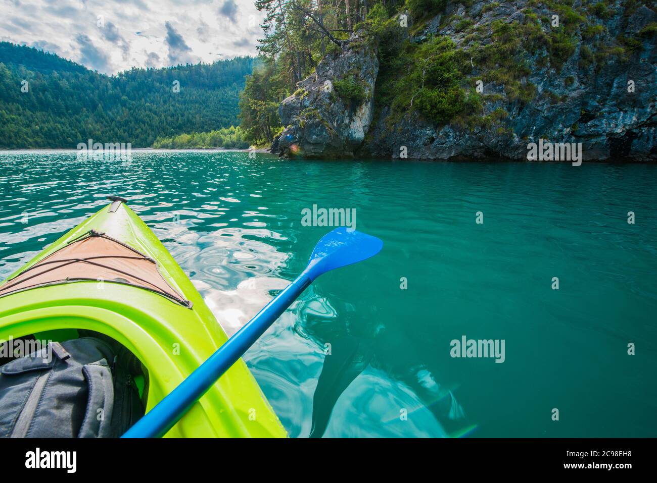 Turquoise Mountain Lake kayak sports nautiques et loisirs. Activité en été. Banque D'Images