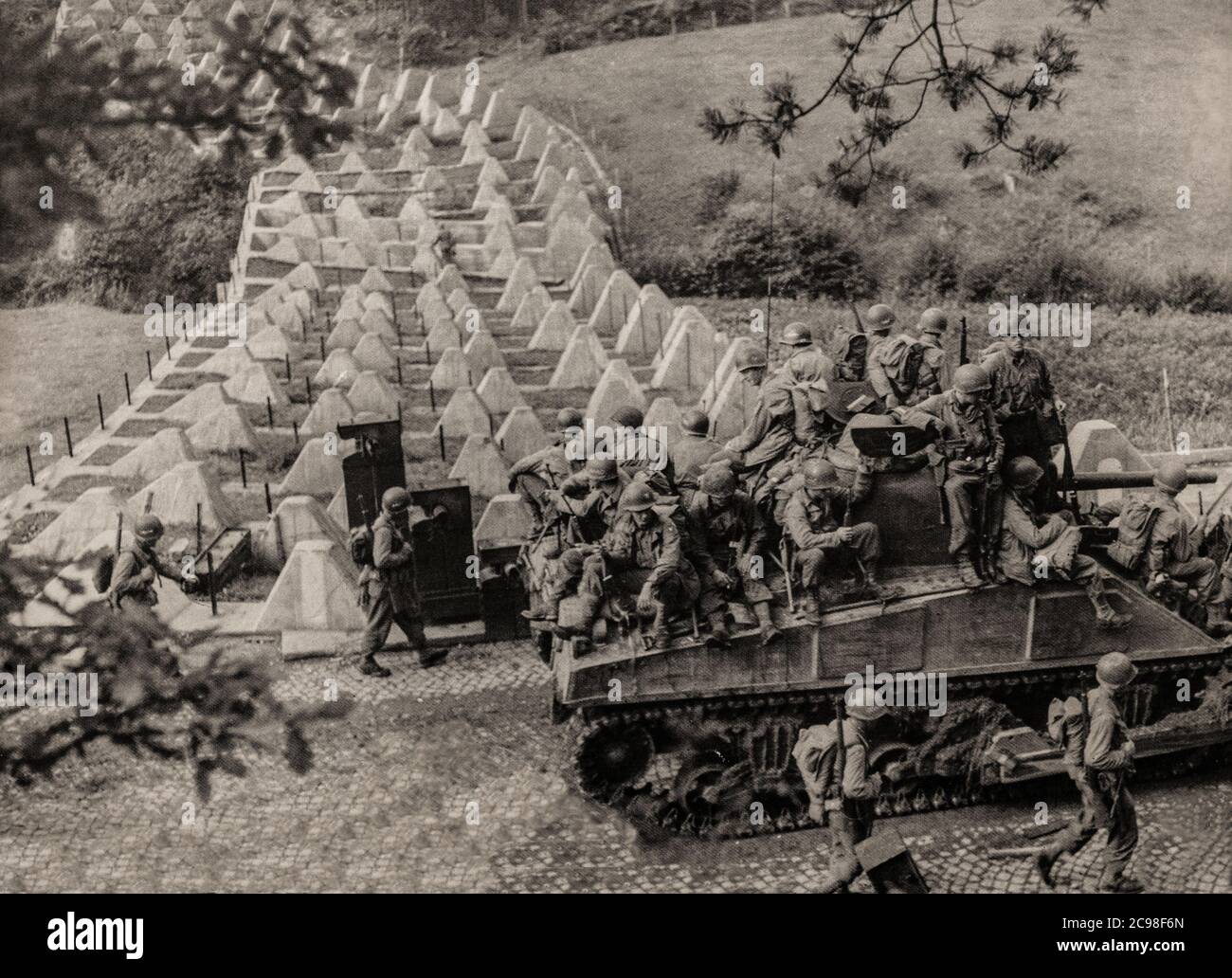 LES troupes AMÉRICAINES de la 3e Division blindée et de la 33e infanterie traversent la ligne Siegfried, supposée imprégnable, connue en allemand sous le nom de Westwall, une ligne défensive allemande en septembre 1944 pendant la Seconde Guerre mondiale. Banque D'Images
