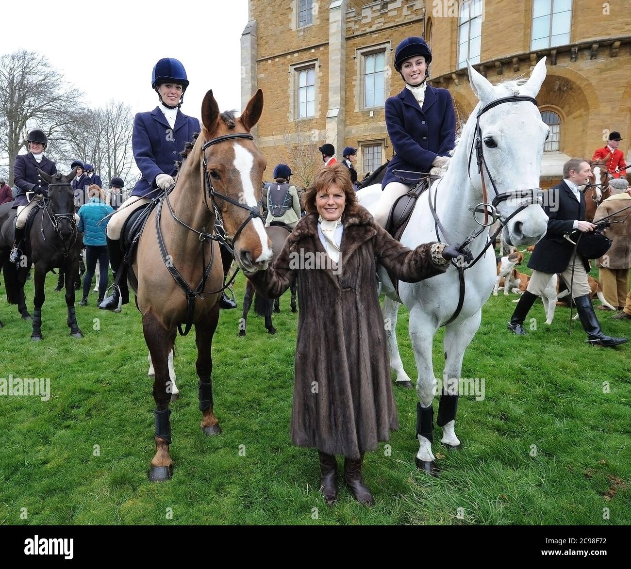 Emma, duchesse de Rutland avec ses filles Lady Violet (L) et Lady Alice (R) au château de Belvoir la famille d'origine britannique Banque D'Images