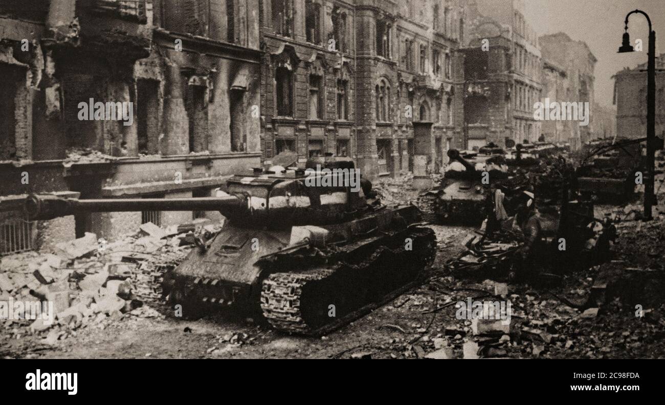 Chars soviétiques à Berlin lors de la dernière bataille du 19 avril au 2 mai 1945, lorsque l'Allemagne s'est officiellement rendue marquant la fin de la Seconde Guerre mondiale en Europe. Banque D'Images