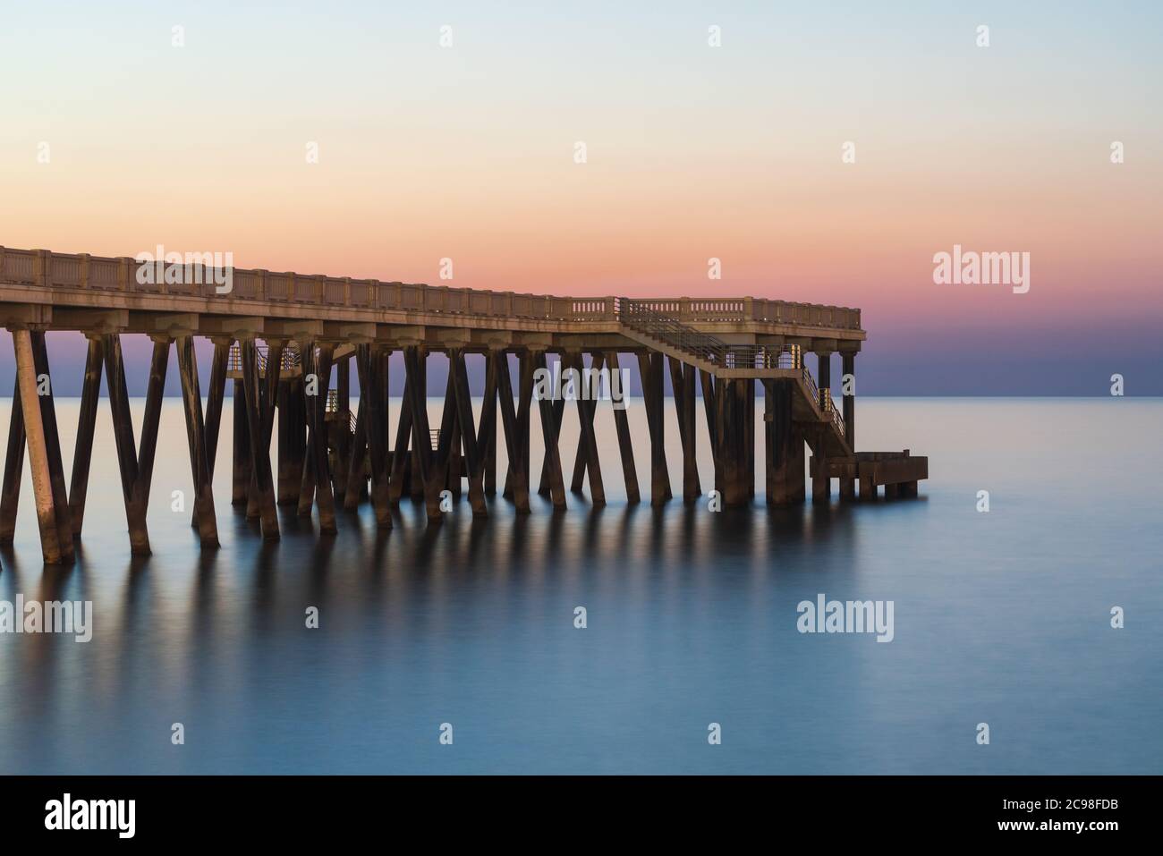 Jetée de mer avec eau longue exposition Banque D'Images