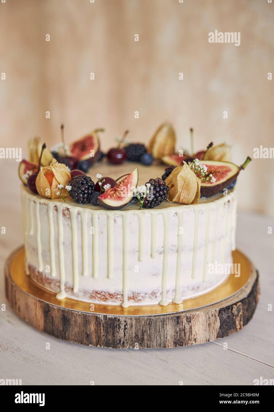 Un Gateau D Anniversaire Fruite Avec Un Surmontoir D Anniversaire Des Fruits Sur Le Dessus Et Une Goutte Blanche Sur Fond Beige Photo Stock Alamy