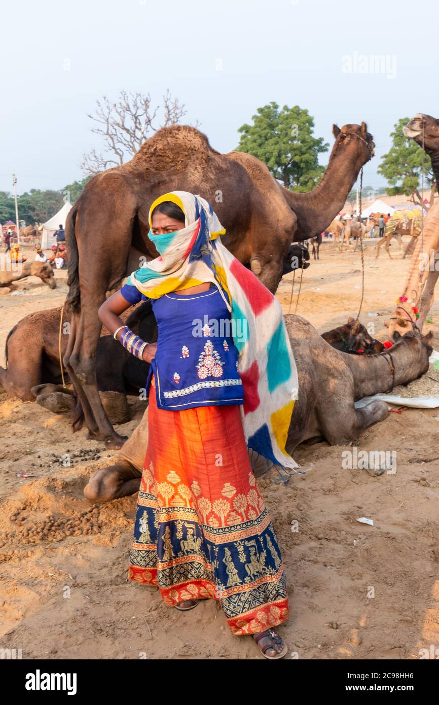 Un portrait de la jeune femme indienne en robe ethnique et bijoux au parc d'expositions Pushkar Camel, Pushkar, Rajasthan, Inde Banque D'Images