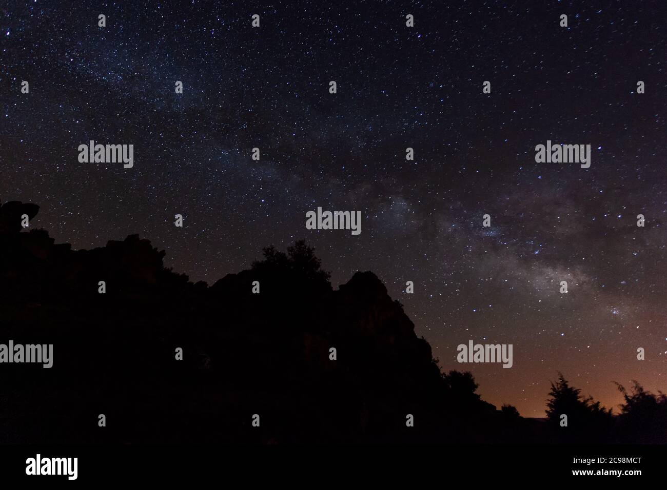 Nuit sombre avec un ciel plein d'étoiles et la belle voie lactée. Paysage de nuit merveille de la nature. Banque D'Images