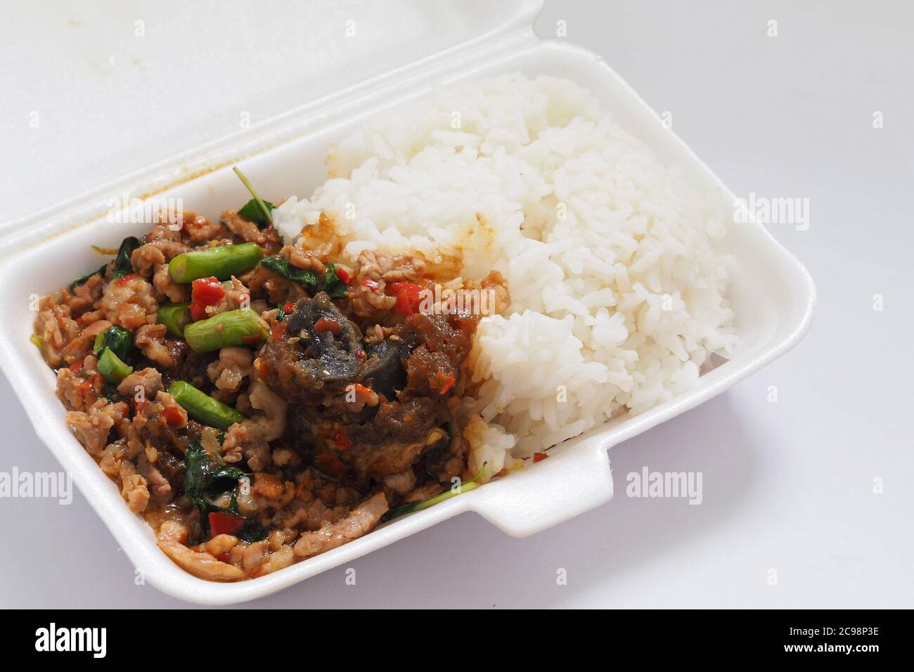 Pads les oeufs Krapao Moo SAP ou Fried Century avec hachée Porc et basilic Saint croustillant feuille sur le riz en mousse Box pour la maison Banque D'Images