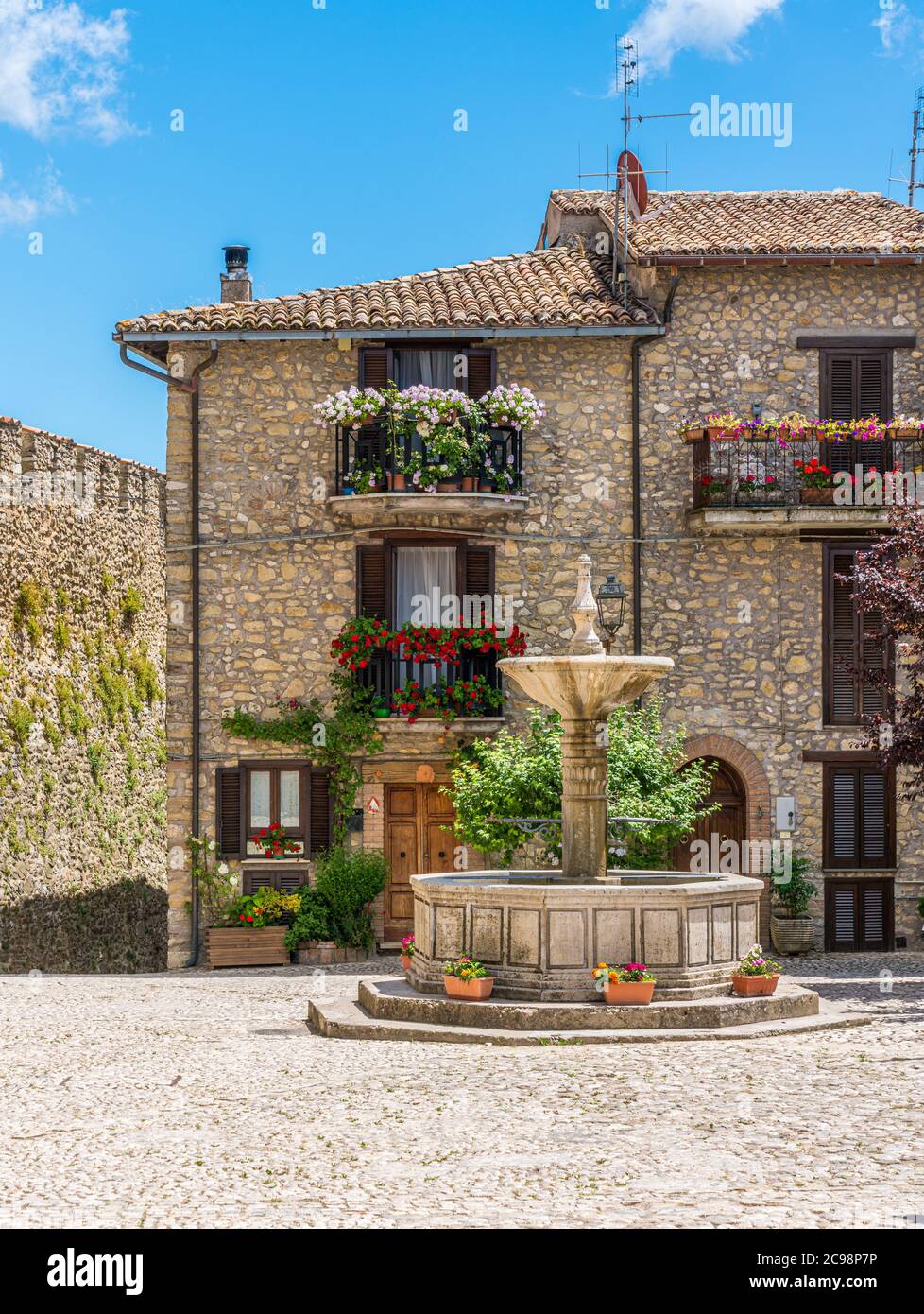 Collato Sabino, magnifique village avec vue sur un château médiéval. Province de Rieti, Latium, Italie. Banque D'Images