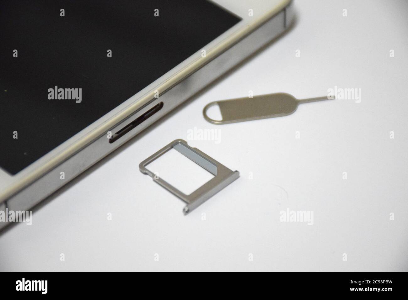 Soft Focus sur la carte SIM ou le module d'identité de l'abonné et Outil éjecteur SIM du smartphone Banque D'Images