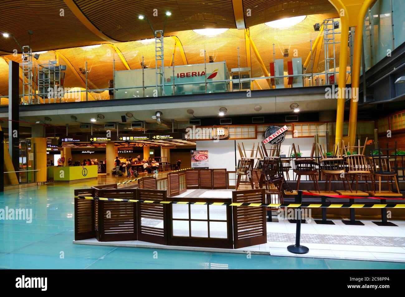 28 juillet 2020, aéroport de Barajas, Madrid, Espagne: Le bar / café Barril Express fermé dans le salon de départ du bâtiment terminal 4S de l'aéroport de Barajas. Un nombre réduit de vols est en cours entre les pays européens et les gouvernements ont mis en place un système de ponts aériens pour faciliter les voyages et le tourisme. L'impact économique du virus sur le commerce de détail et d'autres secteurs sera sévère, et de nombreuses entreprises seront encore fermées. Banque D'Images 28 juillet 2020, aéroport de Barajas, Madrid, Espagne: Le bar / café Barril Express fermé dans le salon de départ du bâtiment terminal 4S de l'aéroport de Barajas. Un nombre réduit de vols est en cours entre les pays européens et les gouvernements ont mis en place un système de ponts aériens pour faciliter les voyages et le tourisme. L'impact économique du virus sur le commerce de détail et d'autres secteurs sera sévère, et de nombreuses entreprises seront encore fermées. Banque D'Images