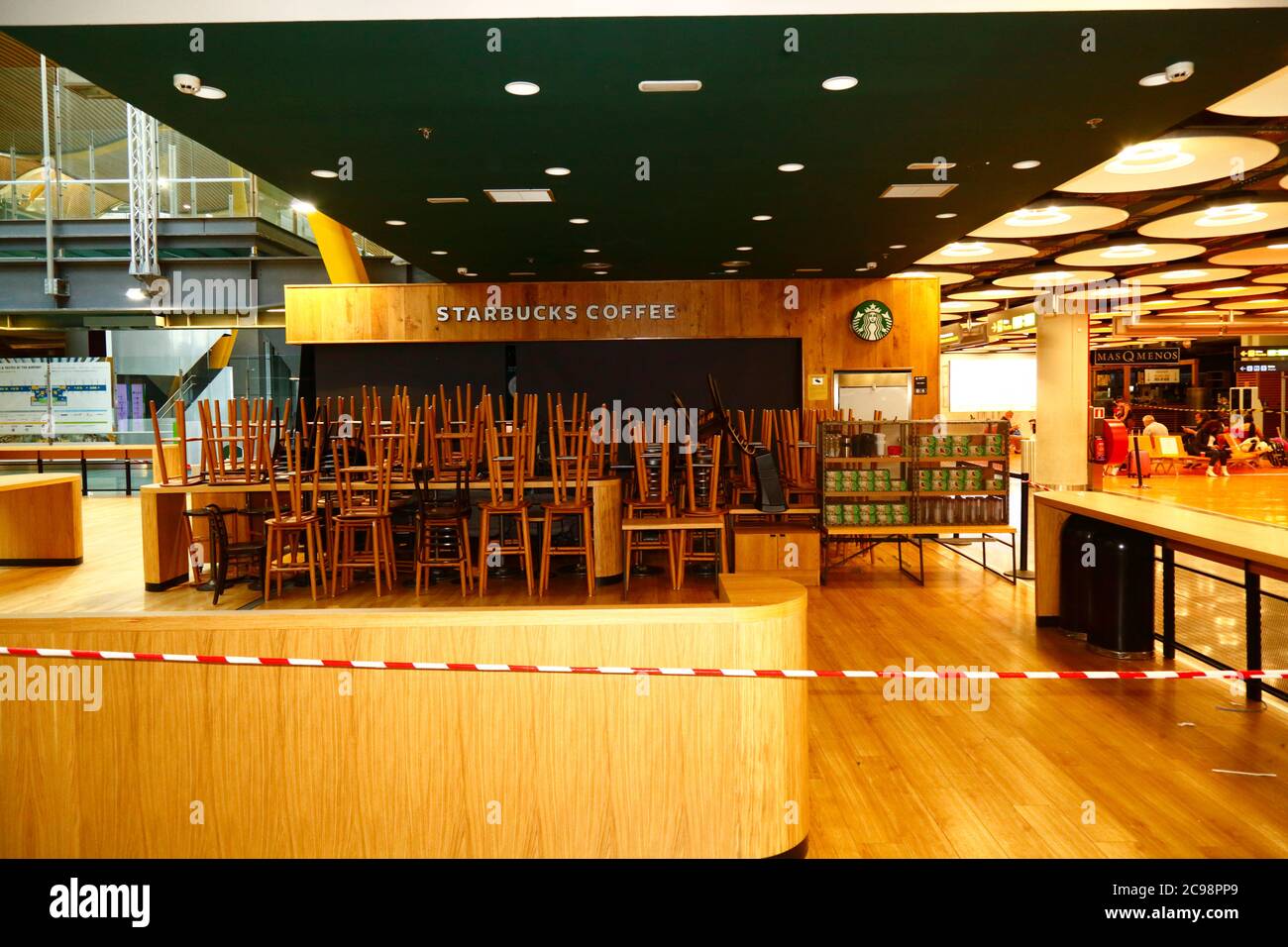28 juillet 2020, aéroport de Barajas, Madrid, Espagne : le café Starbucks fermé dans le salon de départ du bâtiment terminal 4S de l'aéroport de Barajas. Un nombre réduit de vols est en cours entre les pays européens et les gouvernements ont mis en place un système de ponts aériens pour faciliter les voyages et le tourisme. L'impact économique du virus sur le commerce de détail et d'autres secteurs sera sévère, et de nombreuses entreprises seront encore fermées. Banque D'Images