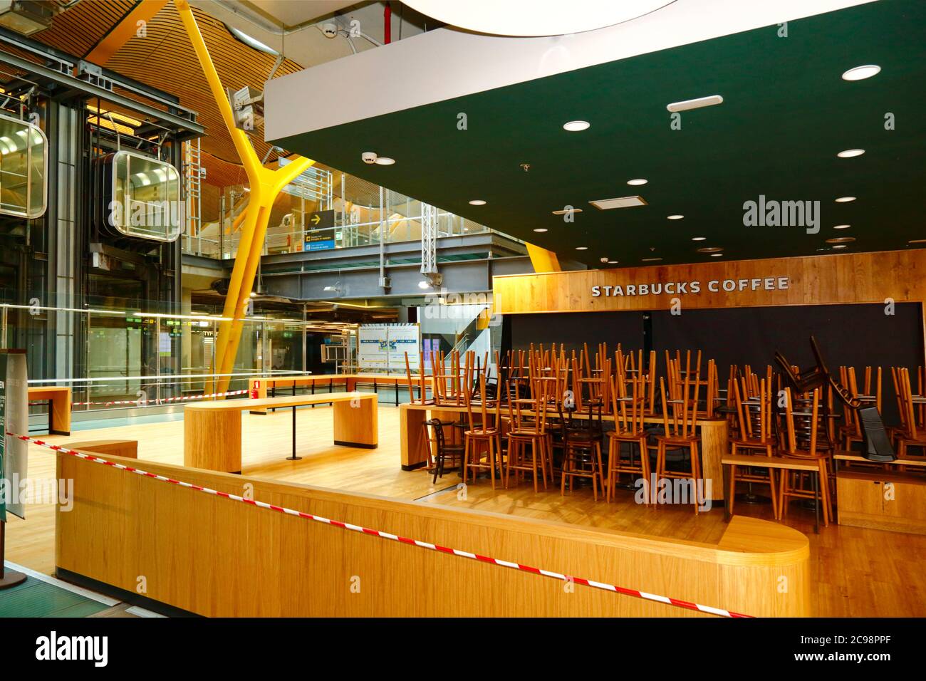 28 juillet 2020, aéroport de Barajas, Madrid, Espagne : le café Starbucks fermé dans le salon de départ du bâtiment terminal 4S de l'aéroport de Barajas. Un nombre réduit de vols est en cours entre les pays européens et les gouvernements ont mis en place un système de ponts aériens pour faciliter les voyages et le tourisme. L'impact économique du virus sur le commerce de détail et d'autres secteurs sera sévère, et de nombreuses entreprises seront encore fermées. Banque D'Images