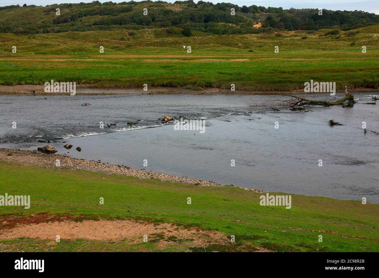 L'ancien déversoir à Portobello sur la rivière Ogmore juste en dessous de l'usine de filtration sur la portée de marée de l'embouchure de la rivière dans cette région pittoresque. Banque D'Images