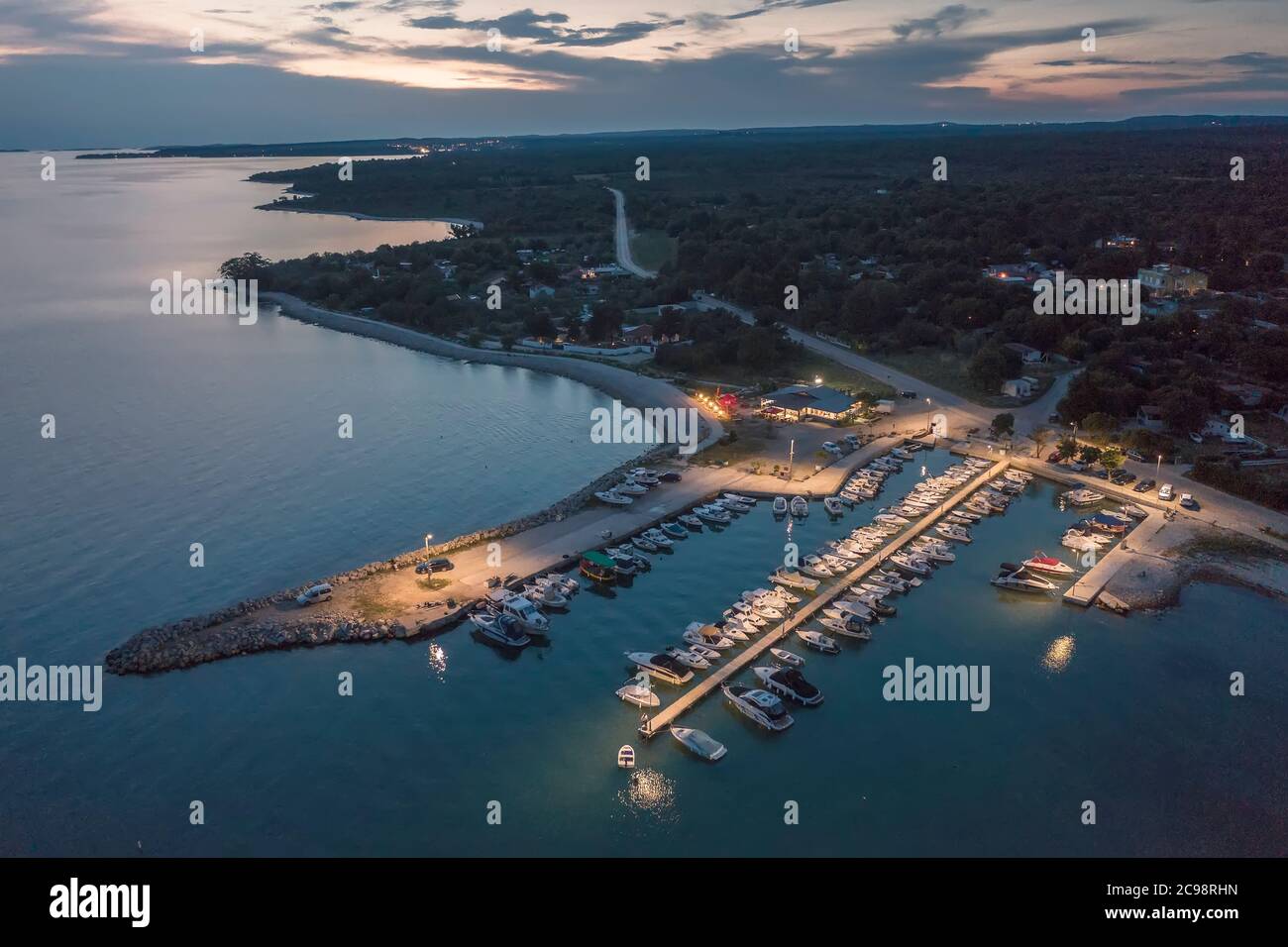 Une vue aérienne de Portić au crépuscule, petit port près de Peroj, Istria, Croatie Banque D'Images