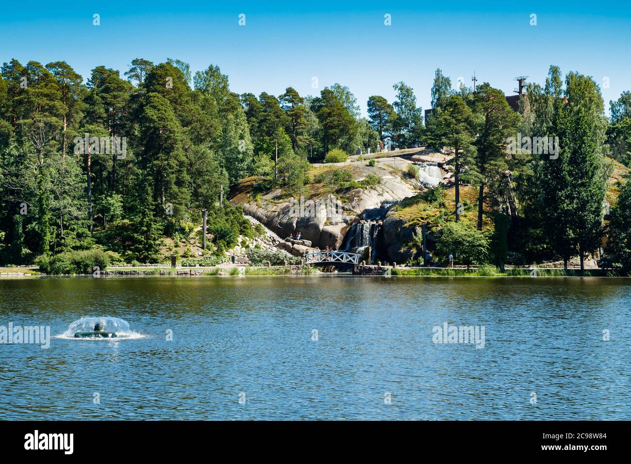 Cascade cascade sur les rochers, dans l'aménagement paysager Sapokka park Kotka, Finlande. Banque D'Images