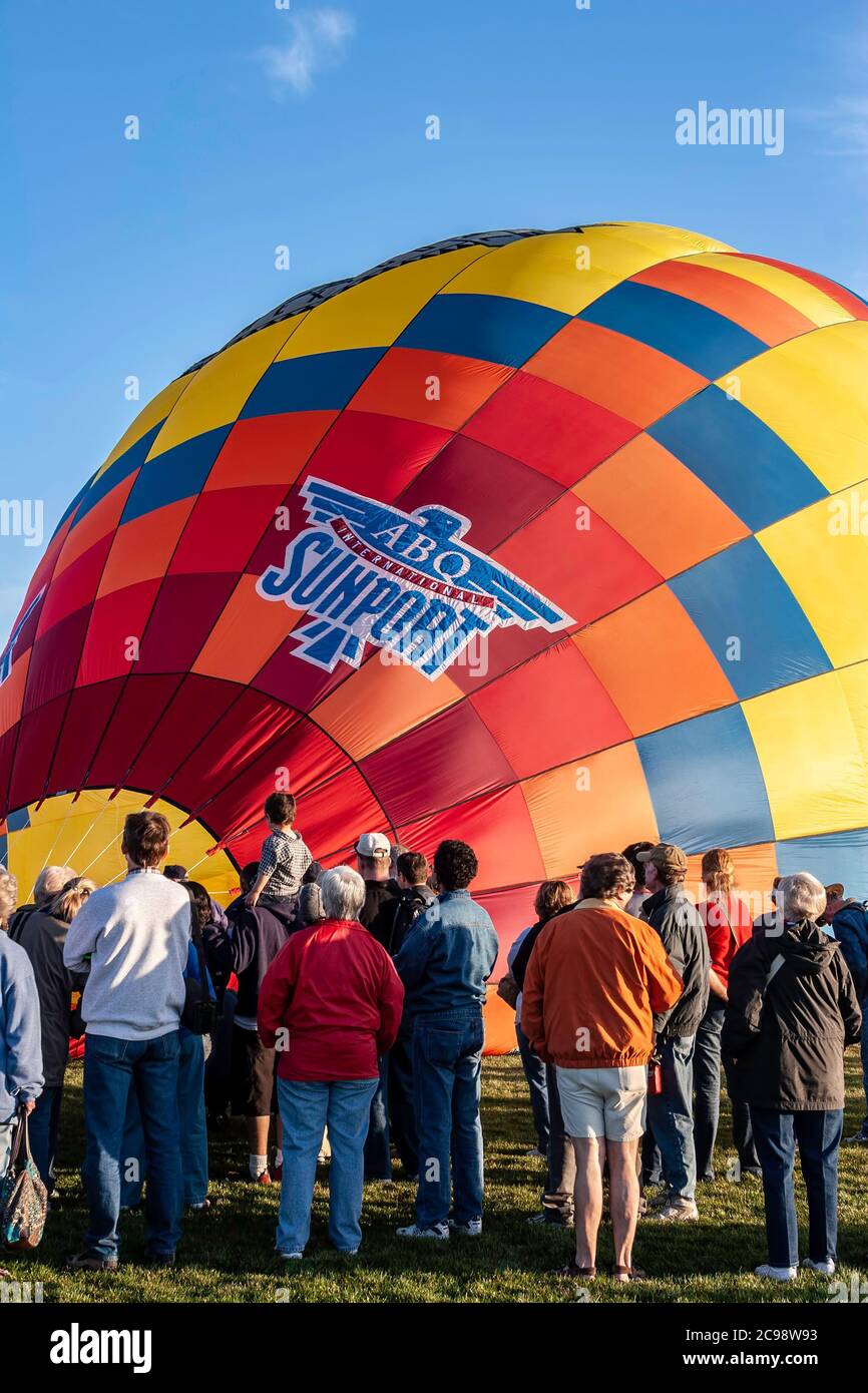 Spectateurs et ballon à air chaud officiel ABQ Tricentennial, ascension de masse inaugurale, Balloon Fiesta Park, Albuquerque, Nouveau-Mexique, États-Unis Banque D'Images