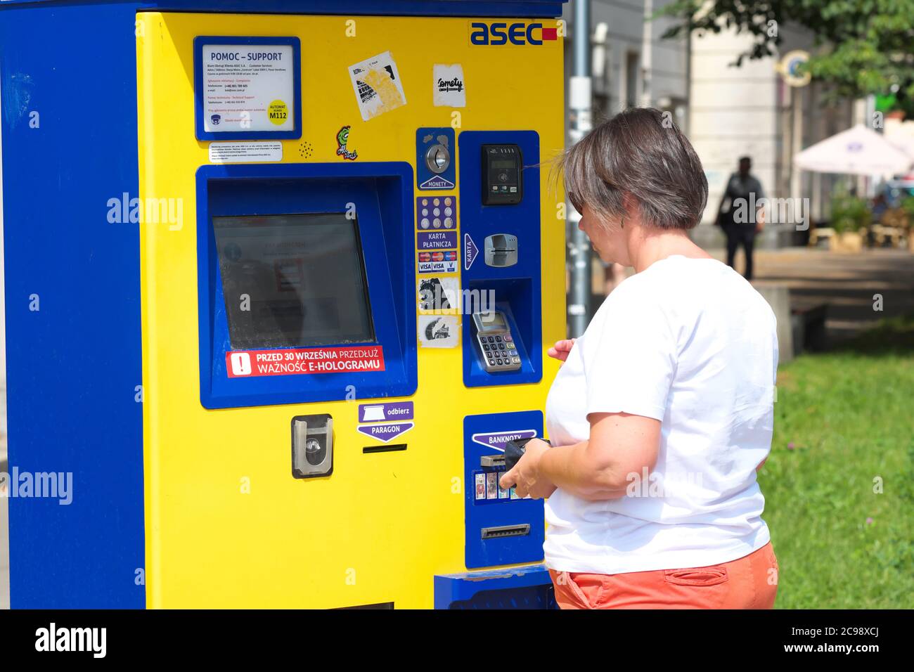 Varsovie Pologne en juillet 2020, une femme achète des tickets de tramway dans les transports publics à une billetterie située au coin de la rue Banque D'Images