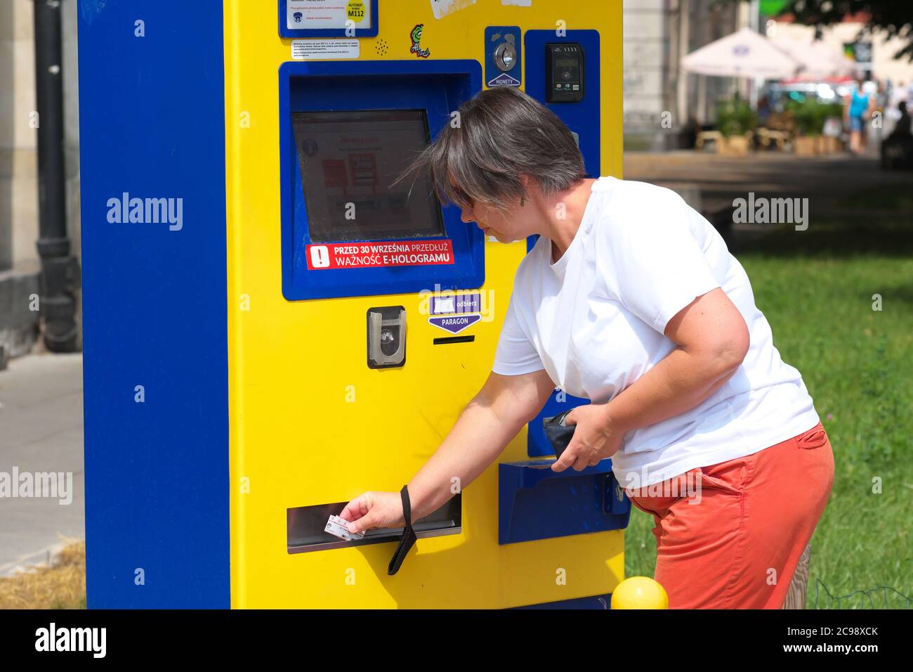 Varsovie Pologne en juillet 2020, une femme achète des tickets de tramway dans les transports publics à une billetterie située au coin de la rue Banque D'Images