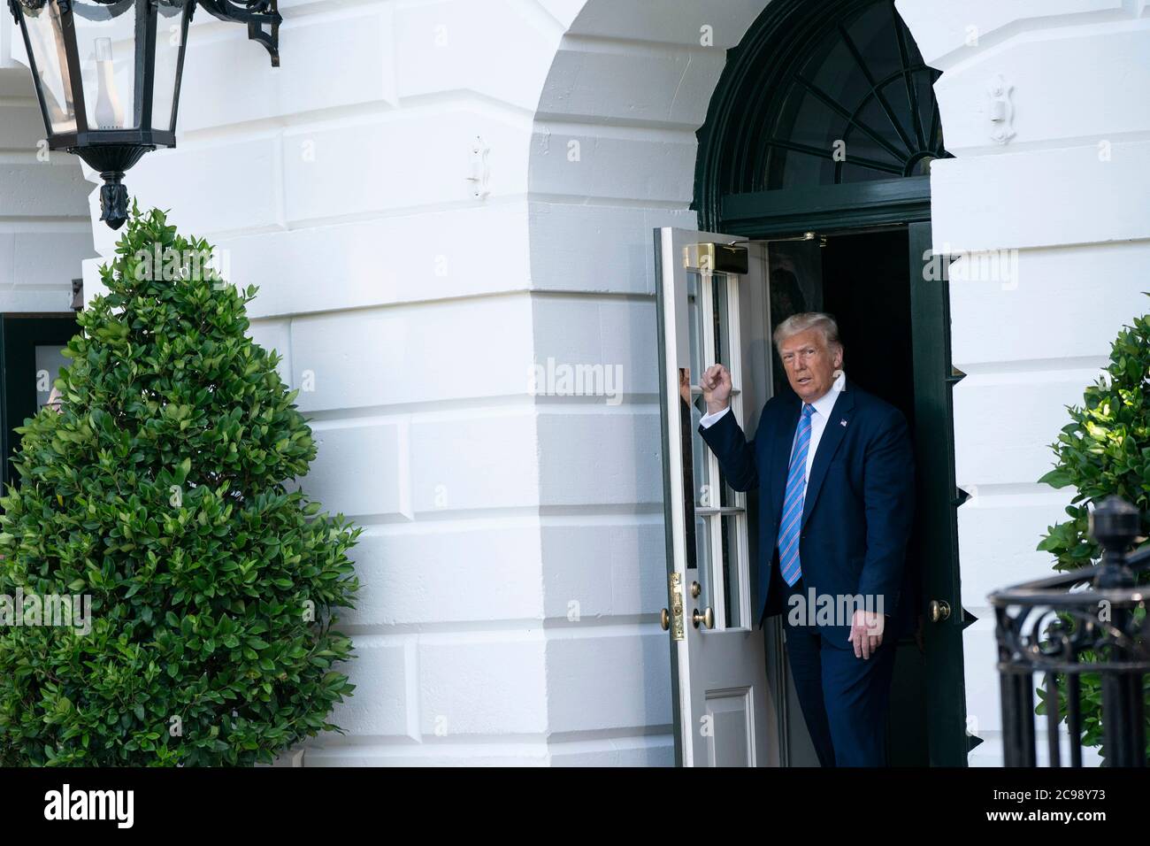 Washington, DC, États-Unis. 29 juillet 2020. Le président des États-Unis Donald J. Trump s'adresse à la presse à l'extérieur de la Maison Blanche, à Washington, DC, États-Unis, le mercredi 29 juillet 2020. Le président Trump devrait se rendre au Texas plus tard aujourd'hui. Crédit: Sarah Silbiger/Pool via CNP | usage dans le monde crédit: dpa/Alay Live News Banque D'Images