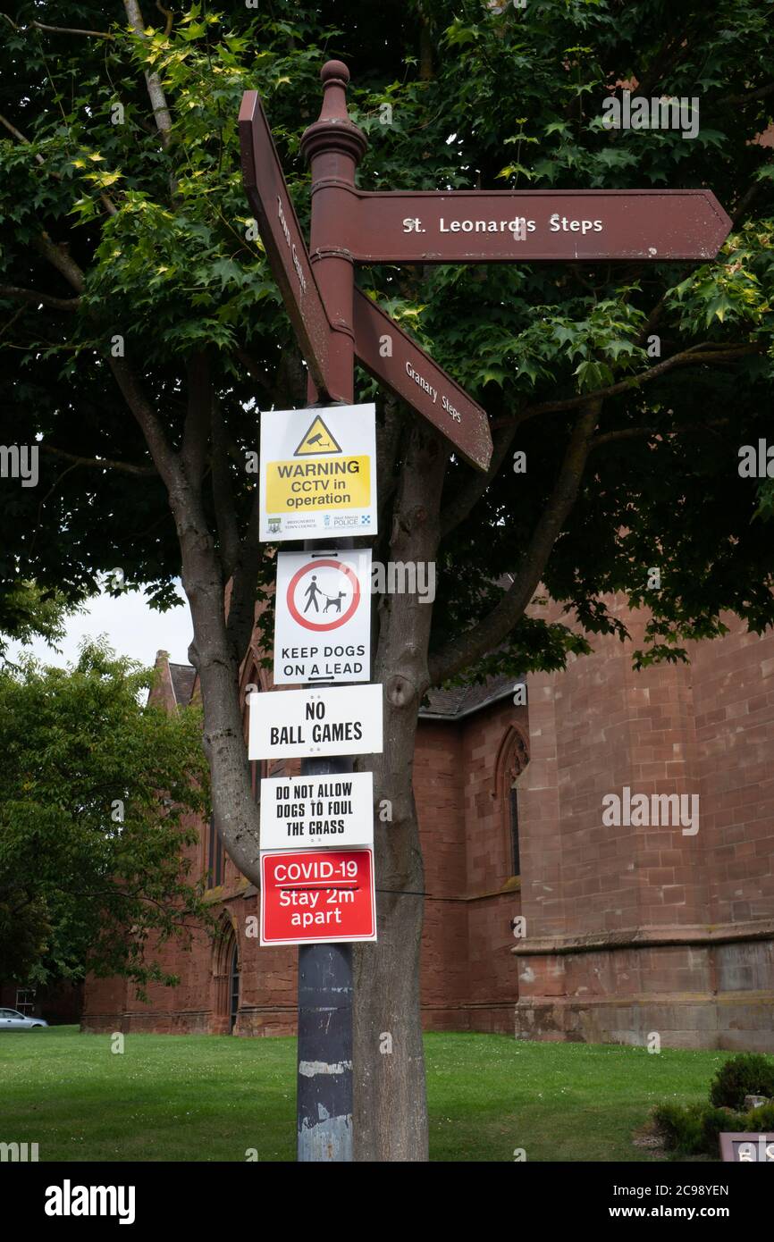 Panneau de marche pour les marches de St leonards avec d'autres panneaux d'avertissement joints ; distance sociale Covid-19, cctv, pas de jeux de balle et garder les chiens en tête. Bridgenort Banque D'Images